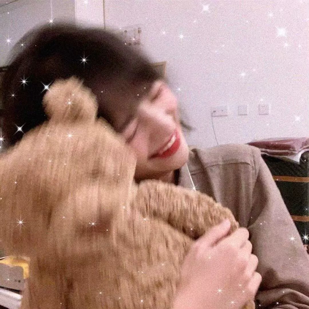 她比春色更怡人